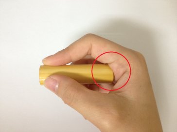 人差し指、親指、中指の3点ではんこを支える。